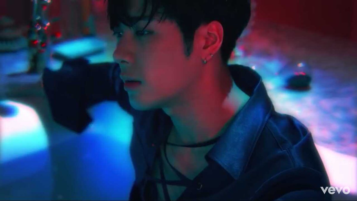 RMnamjin's tweet photo. So the OKAY MV by Jackson Wang is now up and DAMNN HIS VISUALS THO #OKAYMV https://t.co/9rRLnGtZd9