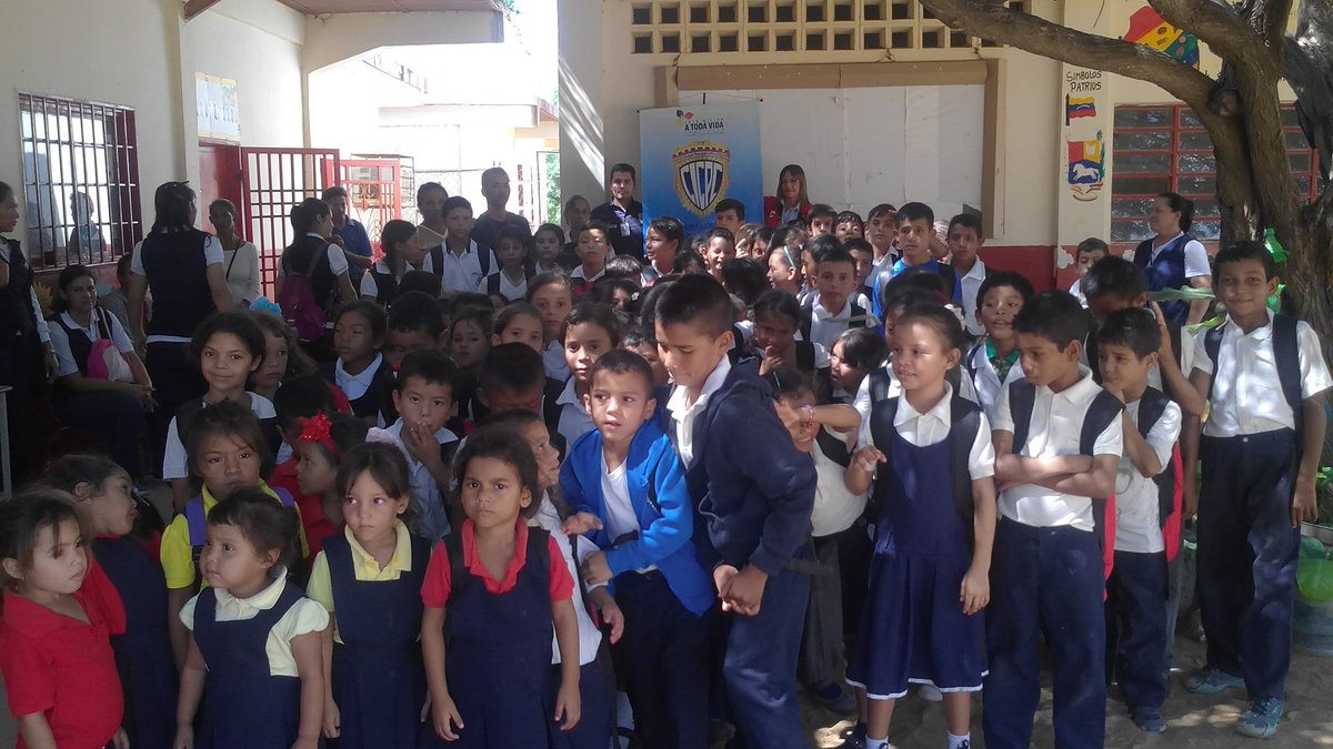 #CICPCZULIA Dicta charla sobre Violencia de Género, Bullying y Prevención de Delitos a la U. E. José Rosario Pirela. <a href="/dgonzalezf13/">C/J Douglas Gonzalez</a> <a href="/HendrickGonza12/">Hendrick Gonzalez</a> <a href="/DouglasRicoVzla/">Douglas Rico</a> @Rl18678