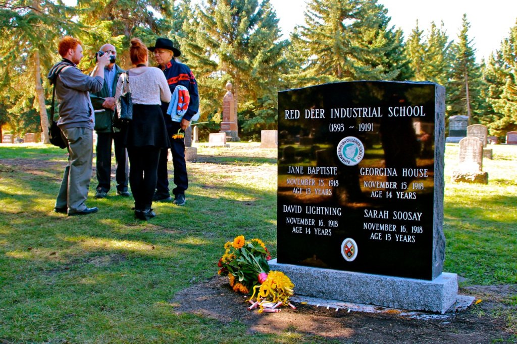 Red Deer Industrial School Monument Unveiled albertashistoricplaces.wordpress.com/2017/11/29/red…