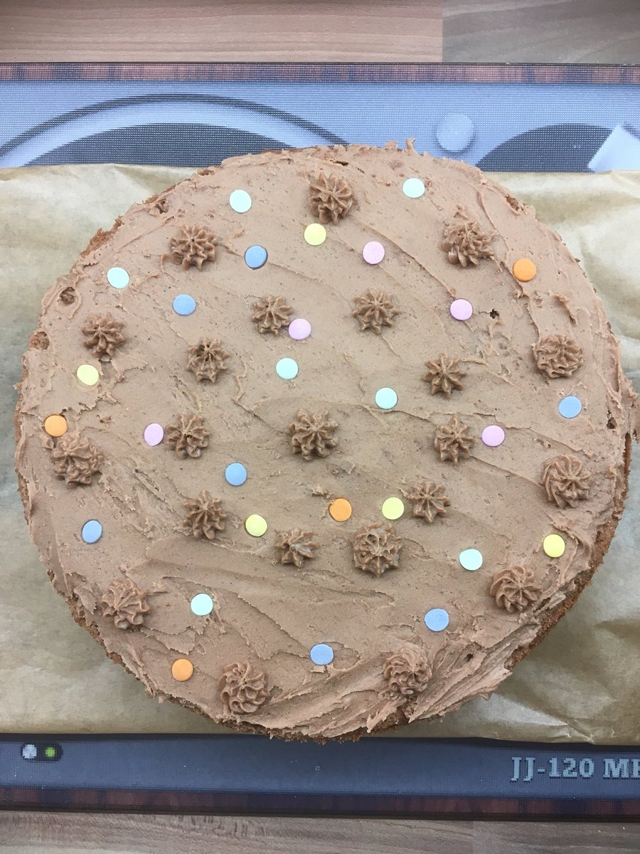 jaqdaaw's tweet photo. chocolate cake! for work friend who’s leaving (and I’m trying to make pretty cakes!) #bakelog https://t.co/g5cr8NJ4Rs