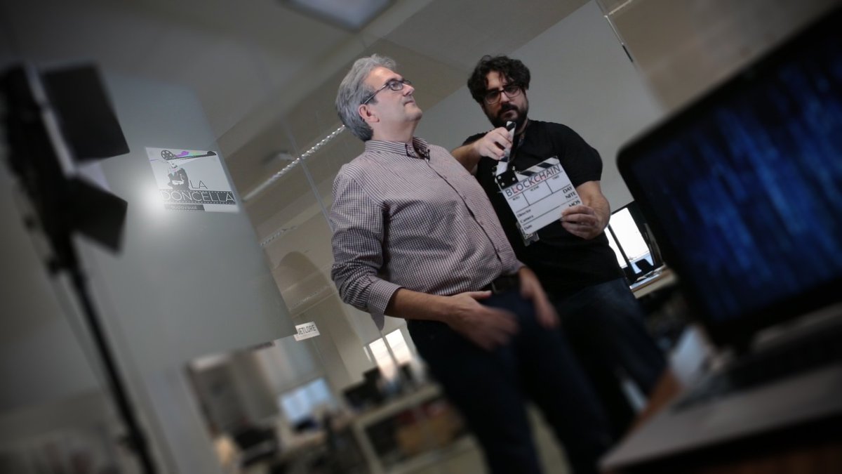 doncellavisual's tweet photo. Nos adentramos en el mundo #blockchain. Y el gran @jota_ele_ene es nuestro #MorganFreeman particular para presentar el #reportaje #documental que estamos preparando para @OpenFuture_. #blockchainTOF Challenge https://t.co/gaxQbyWisY
