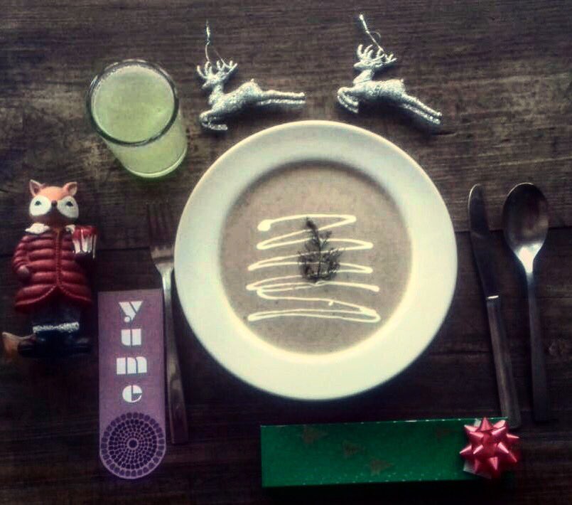 Ahí viene la navidad y estamos listos.
Crema de champiñones con eneldo.
Agua de pepino con limón.
Guisado de tu elección