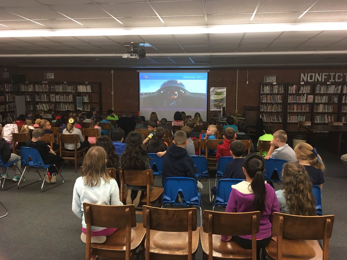 mikepford's tweet photo. Wow another wonderful day here π±π·with @BLOODHOUND_Edu @hudsonohschools @EastWoodsPride #4thgrade #5thgrade #seniors #allsuperb π https://t.co/ZdQep879NH