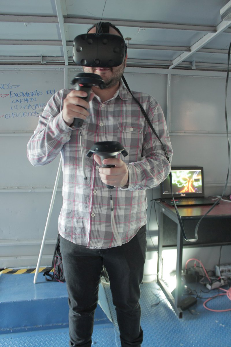 BusRoots's tweet photo. #BusRootsVRV es un vehículo de realidad virtual nómada y experimental donde las personas se inspiran a imaginar nuevas y sostenibles versiones de nuestros futuros. Y en este día estamos visitando a @CulturaJalisco para crear su jardín virtual comunitario. #ArtesAudiovisuales https://t.co/scY2AEJajB