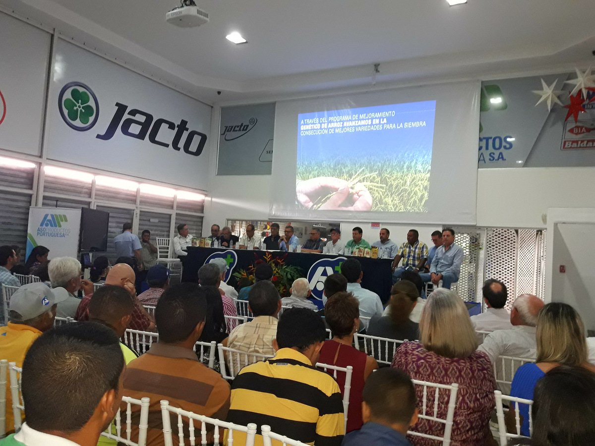 ASOPORTUGUESA's tweet photo. A pesar de las dificultades, nos esforzamos en continuar investigando y fortaleciendo la transferencia de tecnología a nuestros agricultores, para obtener mejoras en el campo.
#Asamblea
#MyC2016 https://t.co/pFMrZXmAOb