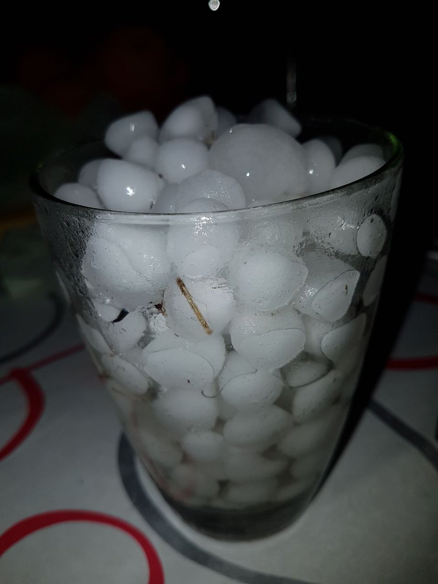 kalincullen2's tweet photo. #granizo en #Córdoba #Argentina ... Y los Baianos de Salvador de Bahia sí ver locos. jajaja me encanta la lluvia de piedra acá! https://t.co/KvoSwu0RBk