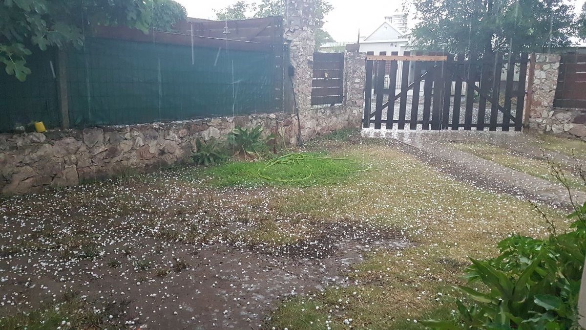 kalincullen2's tweet photo. #granizo en #Córdoba #Argentina ... Y los Baianos de Salvador de Bahia sí ver locos. jajaja me encanta la lluvia de piedra acá! https://t.co/KvoSwu0RBk