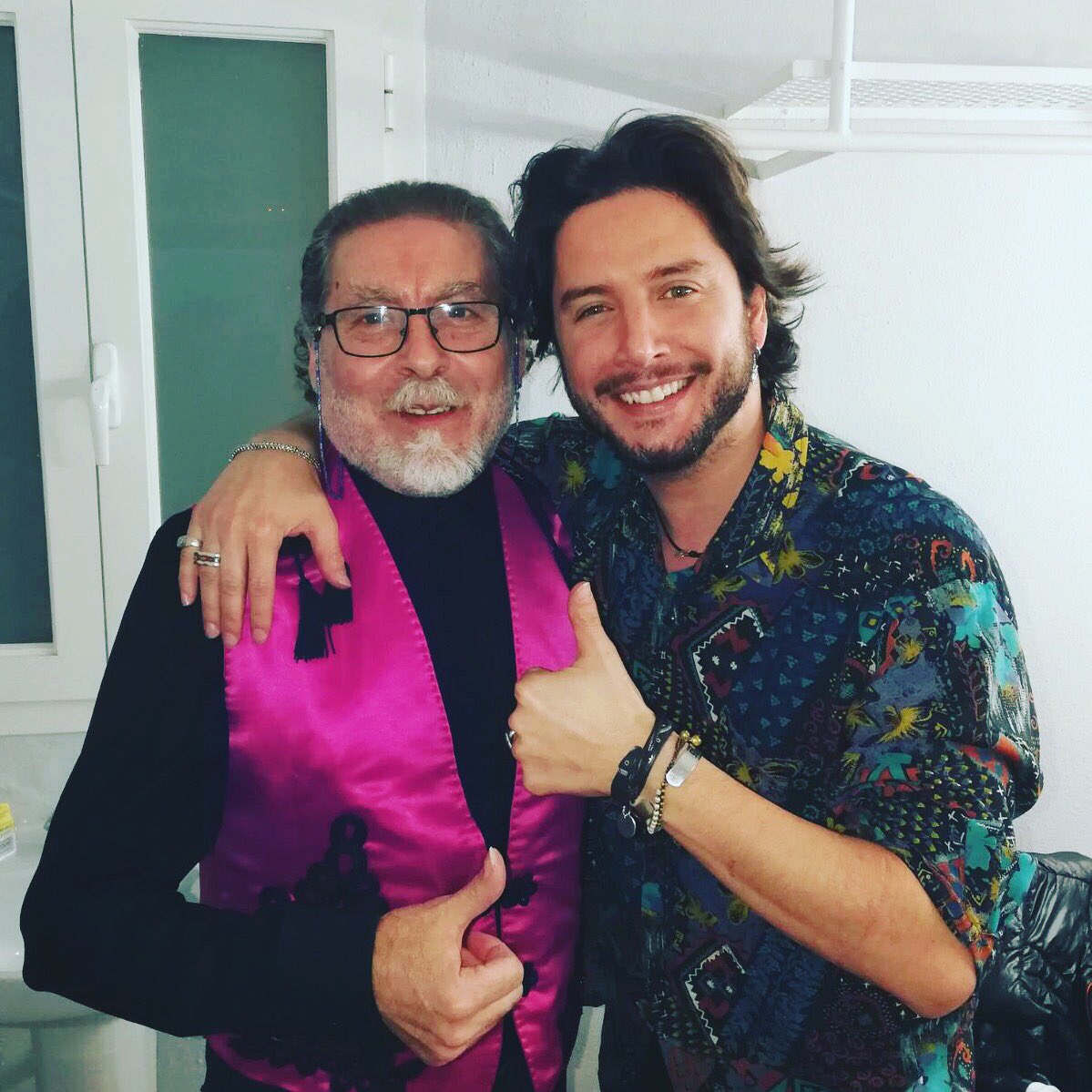 manuelcarrasco_'s tweet photo. Esta noche con mi tato @DiegoCarrasco50 un gran honor estar contigo en una noche tan especial. Gracias maestro. https://t.co/umZW2otcvA