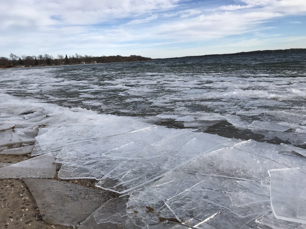BonnieBeachMN's tweet photo. Wow Mother Nature. #OnlyInMN #ice https://t.co/qrJD1pQiUy
