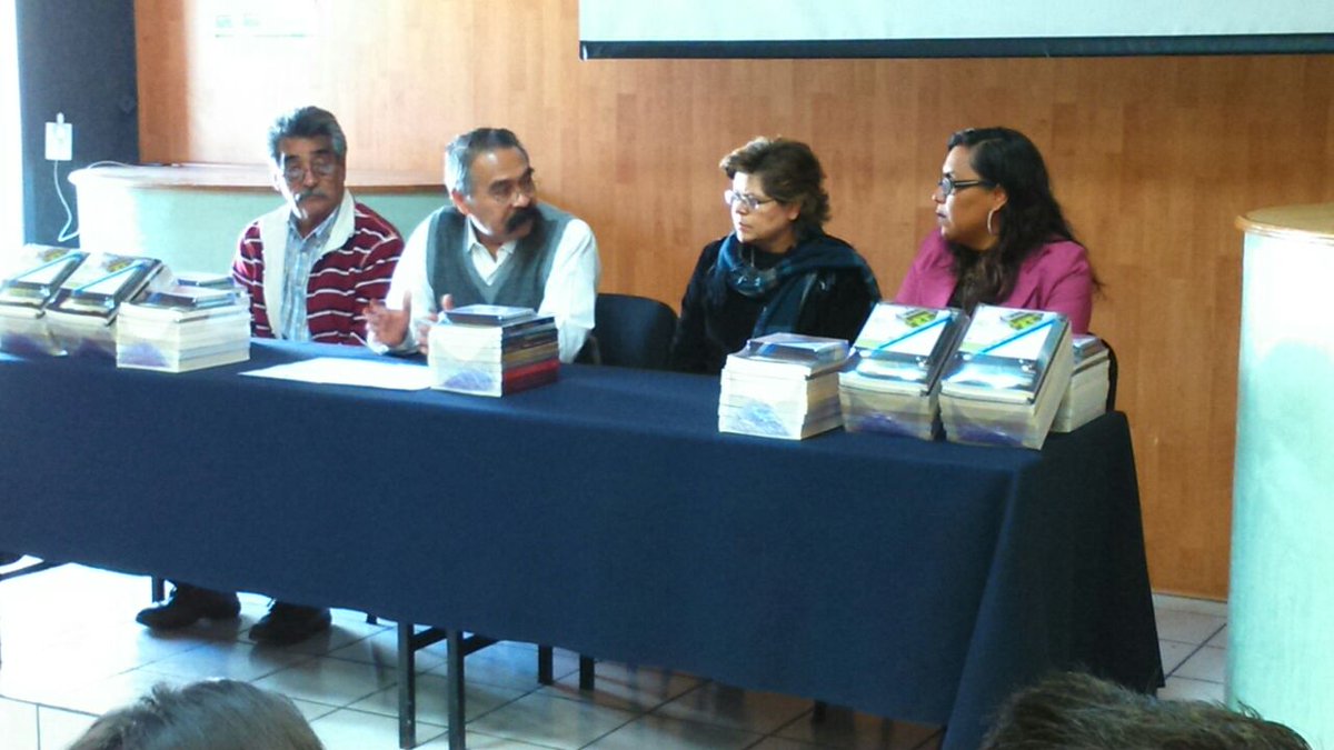 cobaep's tweet photo. El @cobaep suma esfuerzos con la Facultad de Arquitectura de la @BUAPoficial, agradece al director Rafael Cid Mora la donación de paquetes de libros  de diseño que serán distribuidos en bibliotecas de Planteles para consulta de l@s alumn@s. https://t.co/ma7Rs6PGg3