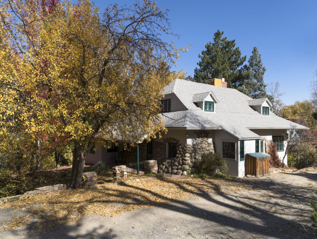 GoodacreCompany's tweet photo. New Listing in Boulder's foothills. Moments from downtown. Beautiful serene cottage on over 11,000sf lot. The interior is sunny and bright with charming vintage details throughout. Have a look! https://t.co/YOoN7PW5B9 https://t.co/wYvsD7aYQx