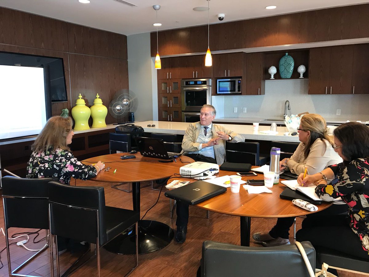 CommuNetworker's tweet photo. Aquí hoy con #Quickbooks preparándonos para saber administrar nuestras empresas y llevar nuestro negocio a otro nivel. Somos #CommunityNetworker apoyando a los empresarios hispanos en el sur de la #Florida https://t.co/bMxfSmVYzi