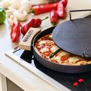#ironate is de betaalbare pizza pan voor op het gasfornuis. Design, toepasbaarheid en kwaliteit.  Maak binnen 15 minuten de meest lekkere pizza!  Verkrijgbaar bij onze dealers. ow.ly/PEhF30gU48F