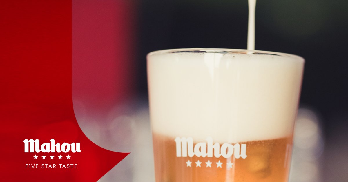 Mahou_beer's tweet photo. Pouring a draft beer is a work of art, did you know a perfect serve Mahou has a 2cm head on top to ensure it doesn't oxidize? https://t.co/bAvDOoGhpx https://t.co/mlIVgV6oxe