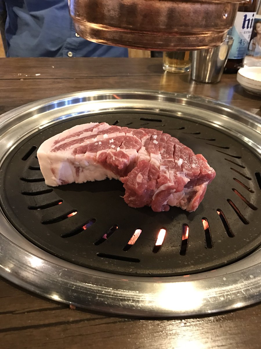 MARIfromJP4's tweet photo. #Samugyopusaru is my favorite korean barbecue. #육전식당 肉典食堂 is very #famous restaurant to wait! #삼켭살  #koreanfood  #porkbarbecue #肉典食堂 #yammy #foodie #seoul https://t.co/Uwlez9PrVy