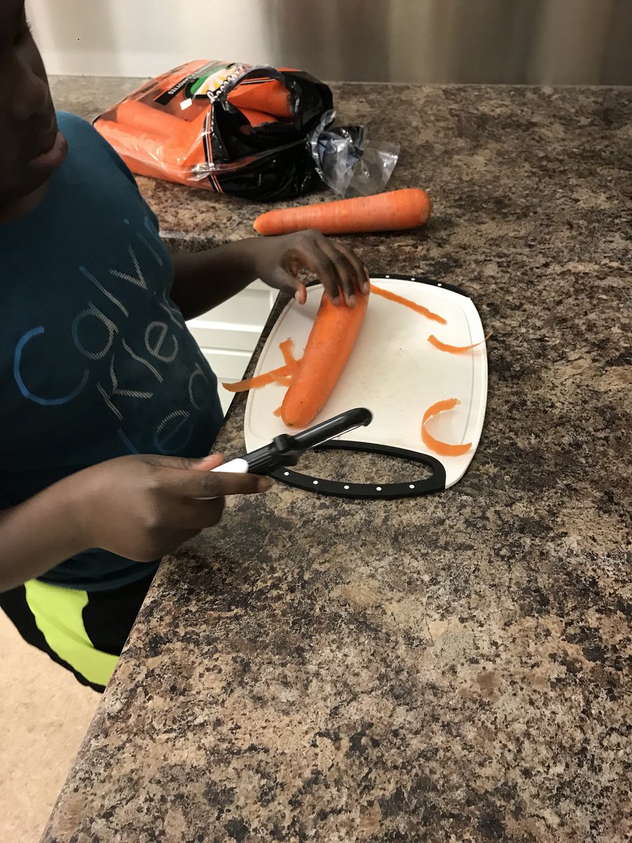 taylormeneghini's tweet photo. Family Cooking Night! Making Beef chilli and vegetarian chilli. Learning how to freeze and reuse left overs! @ArtHouseAlive @ComDevHalton @healthykidsburl @mesamiscatering #boostveggies #lowcostmeal https://t.co/yQmxhW4xDM