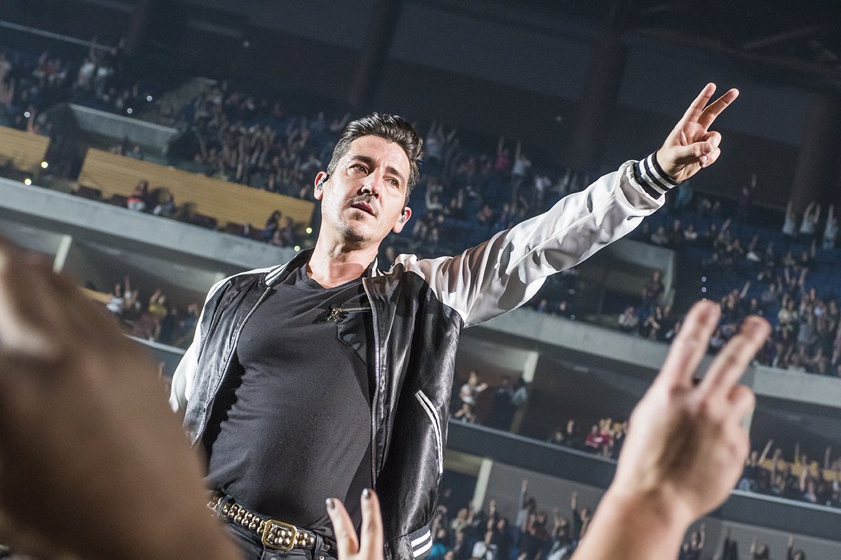 NKOTB's tweet photo. 😱 Guess what day it is... 
Wishing our brother @JonathanRKnight a big happy birthday! 🎉 Send some #BHlove his way! 
📷: @mjambriz https://t.co/djdBtqTSXT
