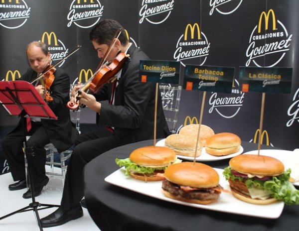 dinerocomsv's tweet photo. McDonald’s presenta su nueva línea “Creaciones Gourmet”  https://t.co/T0r3ZUJt6h @McElSalvador https://t.co/qHHoGmaSz1