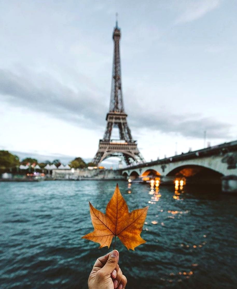 Take me to Paris 🌠 Photo by #WHIHeart #paris #eiffeltower •