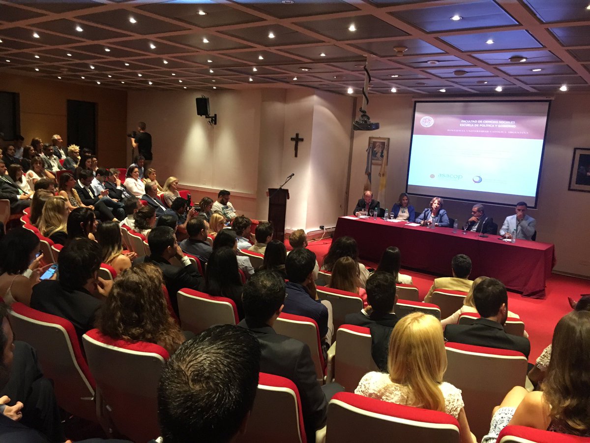 Entrega de diplomas a sala completa del Posgrado en Comunicación Política de la Escuela de Política y Gobierno de UCA Cs Sociales. Felicitaciones Pablo Pérez Paladino y Lourdes Puente