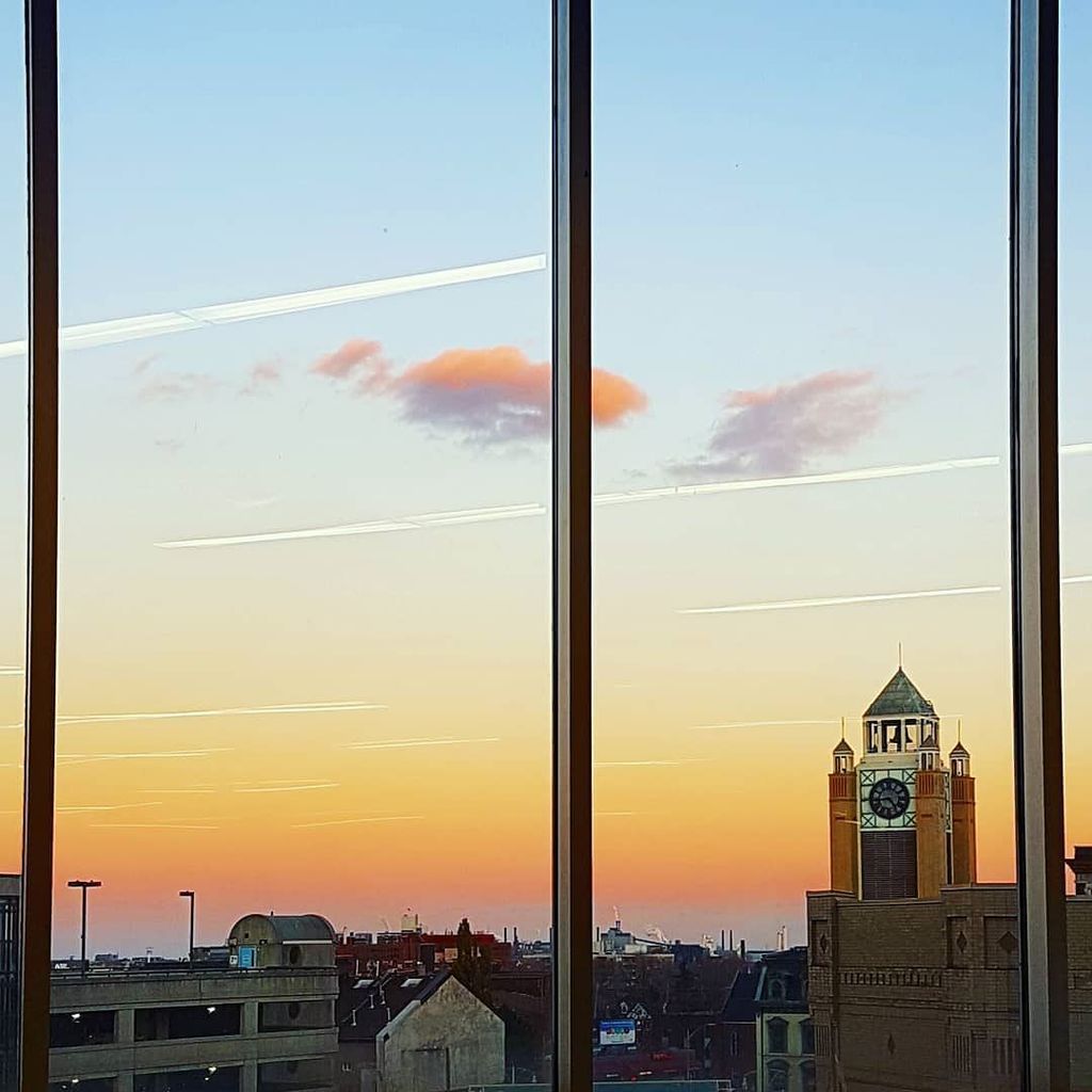 UnderABadSign's tweet photo. For your consideration: a low-lying haze of smog. 🏫
•
•
•
•
•
#hamont #hamilton #thegoldenhorseshoe #thehammer #steelcity #centrallibrary #library #sunset #sunsetlovers #sunset #rainbow #colours #colourful #bluesky #autumn #winter #cloud #clockto… https://t.co/B4MWWirxTK https://t.co/kHHlsTkJS1
