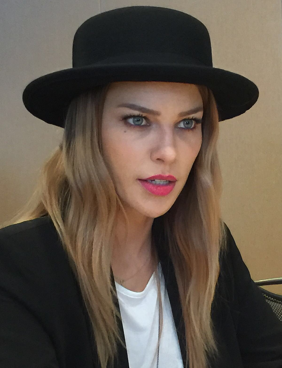    We wish a very happy birthday to the talented and gorgeous Lauren German! ¡Feliz cumpleaños 