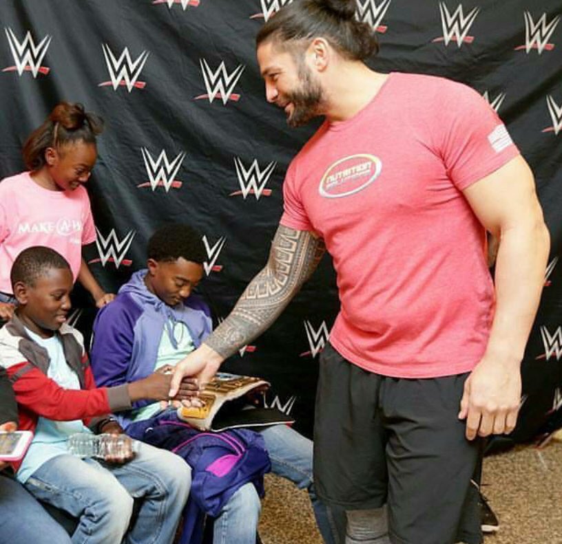 _RElGNSSECTION's tweet photo. Always the cutest thing when he put smile on kids faces a true role model https://t.co/zeMs9BjrNV