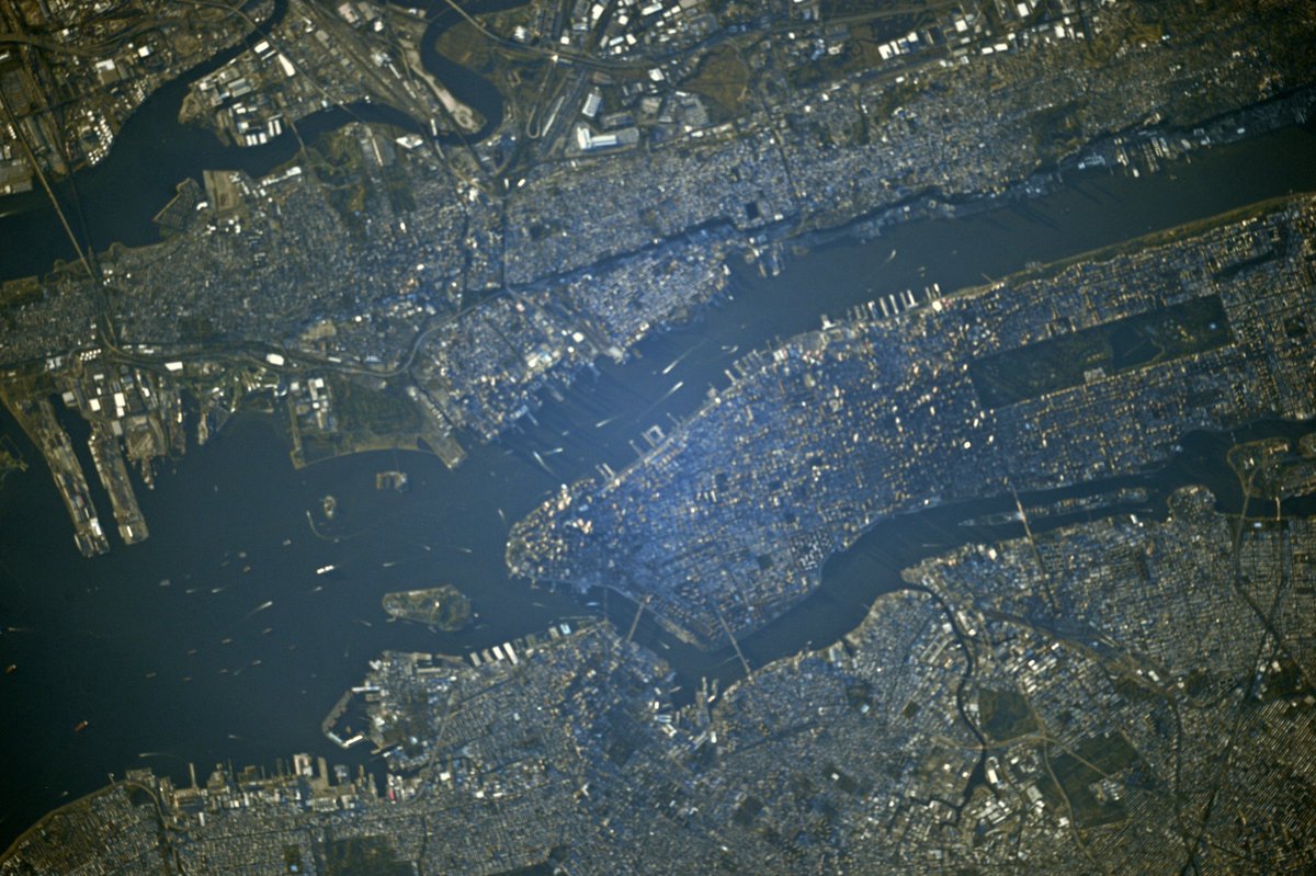 AstroKomrade's tweet image. Coming your way DC, Philly, NYC, and Boston – will you see us? #SpotTheStation   Here are some recent pics of you from our perspective.  #OneWorldManyViews