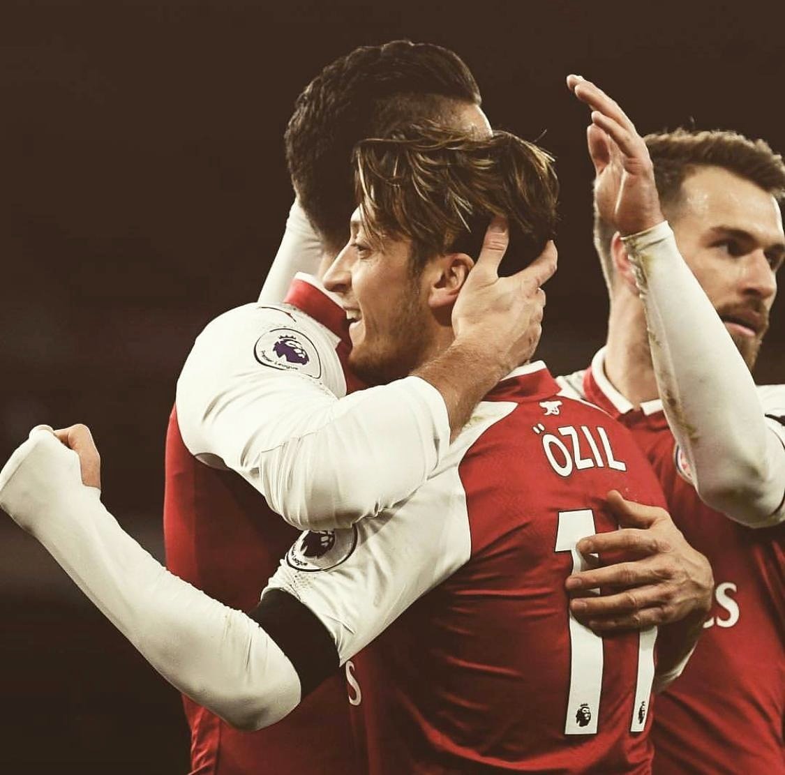 Turning a tight game in a superb 🖐🏼 - 0 win! The Emirates is our fortress! #YaGunnersYa <a href="/Arsenal/">Arsenal</a> #AFCvHTFC 🔴⚪