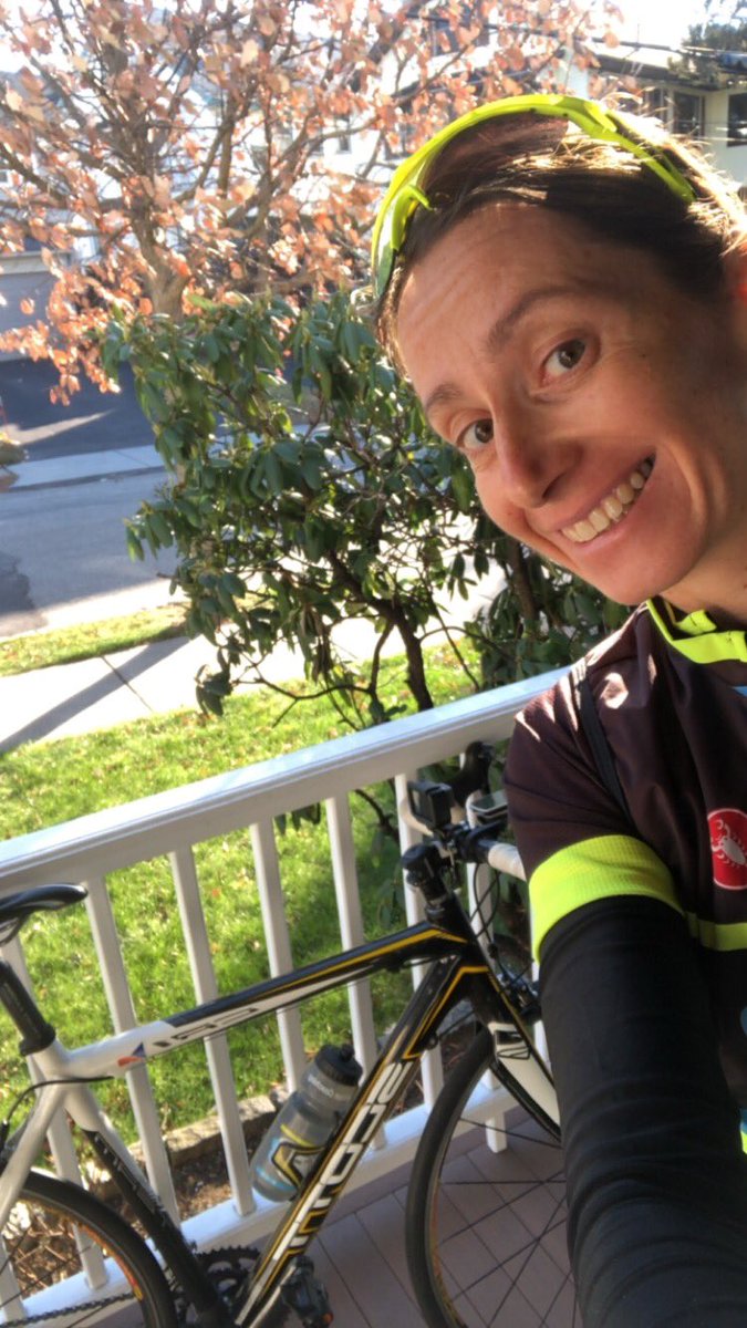 czechchick15's tweet photo. Hey winter - can you please stay like this? November 29th and I was seen outdoors on my bike (not freezing) 😬 #somuchwind but #somuchfun #wednesdaythoughts https://t.co/7umCyPbHI4