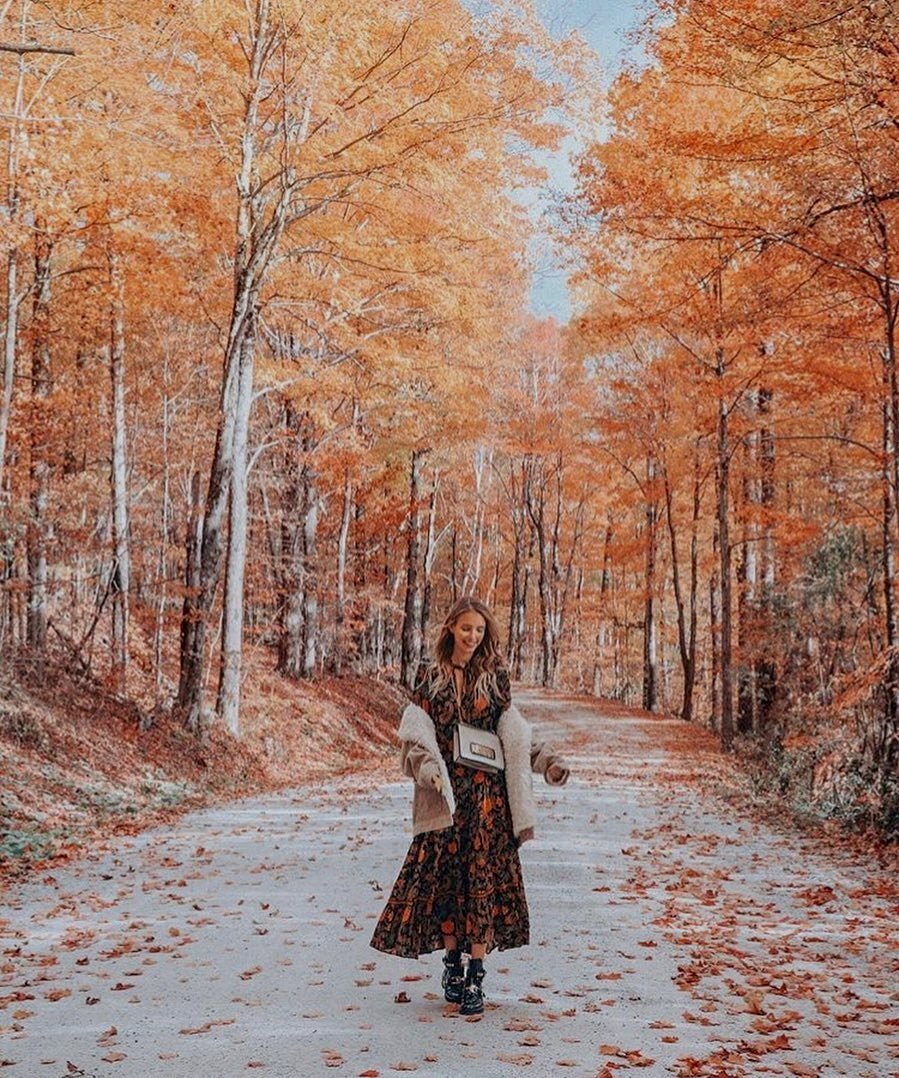 What is your favorite season of the year? 🍁 Photo by #WHIHeart #autumn #leafs •