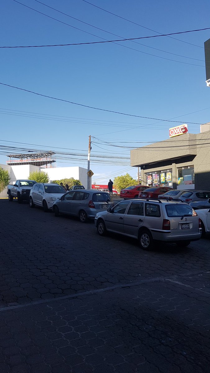 sicl_sc's tweet photo. Estacionarse de esta forma en esta avenida es una mala costumbre #ceromultas @SSPMQueretaro https://t.co/oCzNvq7wpI