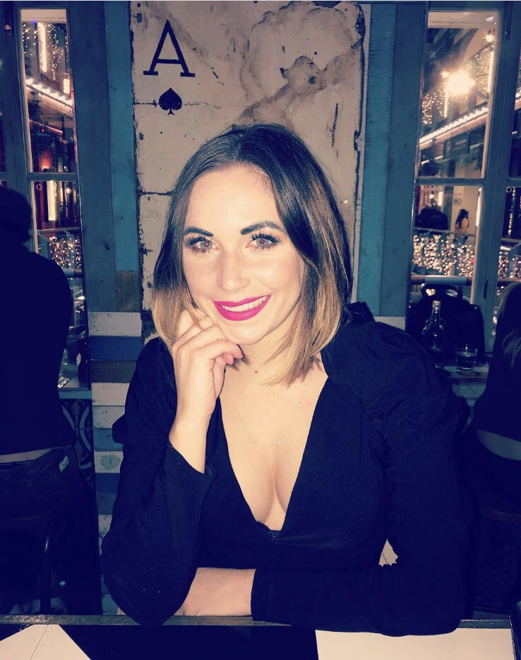 SabrinaVEgerton's tweet photo. London vibes! This @MissSelfridge dress was one of my fab Black Friday finds. The sleeves are EVERYTHING. the best part it’s still on sale but there are only a few sizes left. Check it out here: https://t.co/Ak6qlfLJLt https://t.co/l62bZeDubP