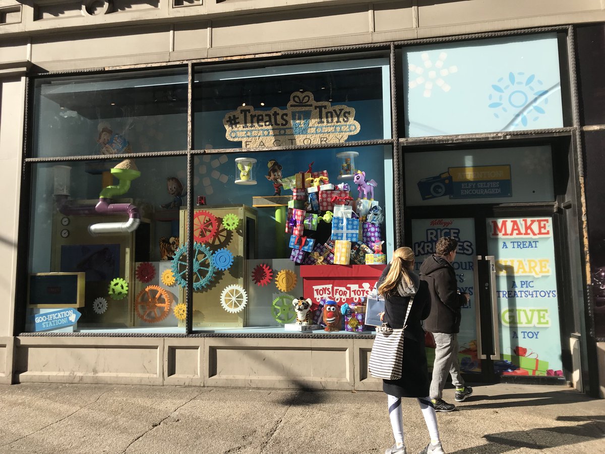 VisuWall's tweet photo. Today @ricekrispies Holiday display came to life in one of our windows at 873 Broadway. Check it out today 11/29 through 12/1.  Make a toy shaped treat and post it online and #treatsfortoys will donate a toy to a child in need. #VisuWall during the holidays. https://t.co/trdbeoAza9