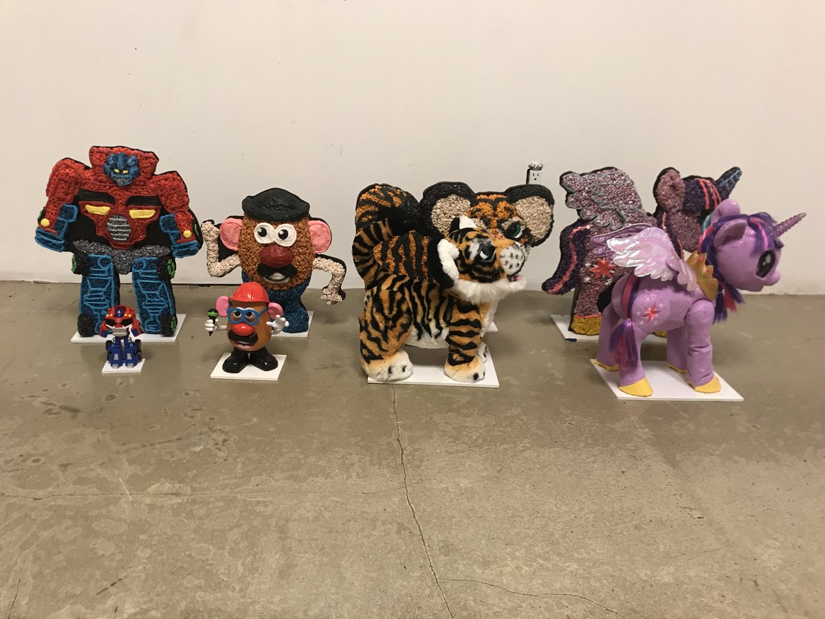 kobiwu's tweet photo. Today @ricekrispies Holiday display came to life in one of our windows at 873 Broadway. Check it out today 11/29 through 12/1.  Make a toy shaped treat and post it online and #treatsfortoys will donate a toy to a child in need. #VisuWall during the holidays. https://t.co/MMW4Ardxmj