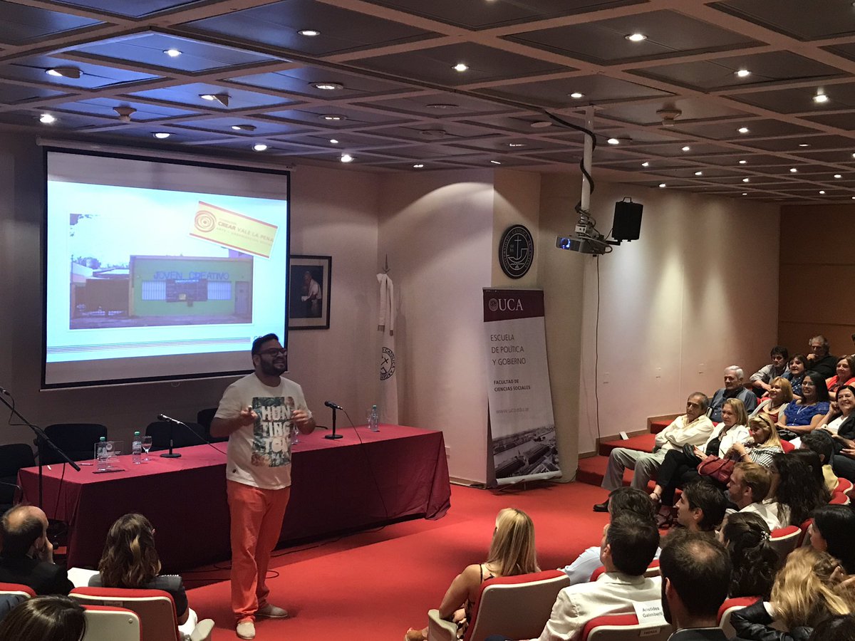 Charla magistral con <a href="/Danieducerezo/">Daniel Cerezo</a> sobre Política y Comunicación 🗳