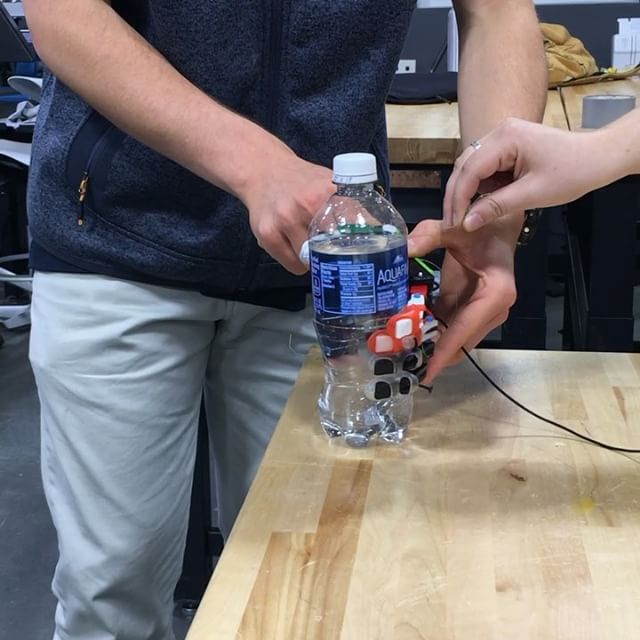 UNC_BeAM's tweet photo. A student 3D printed and built a functioning prosthetic hand at BEAM that can lift up to 500 g. Look at those digits GRIP! #beam #beamaker #carolina #unc #prosthetics #3dprinting #postbyaceventi https://t.co/S6EZpCGUT4