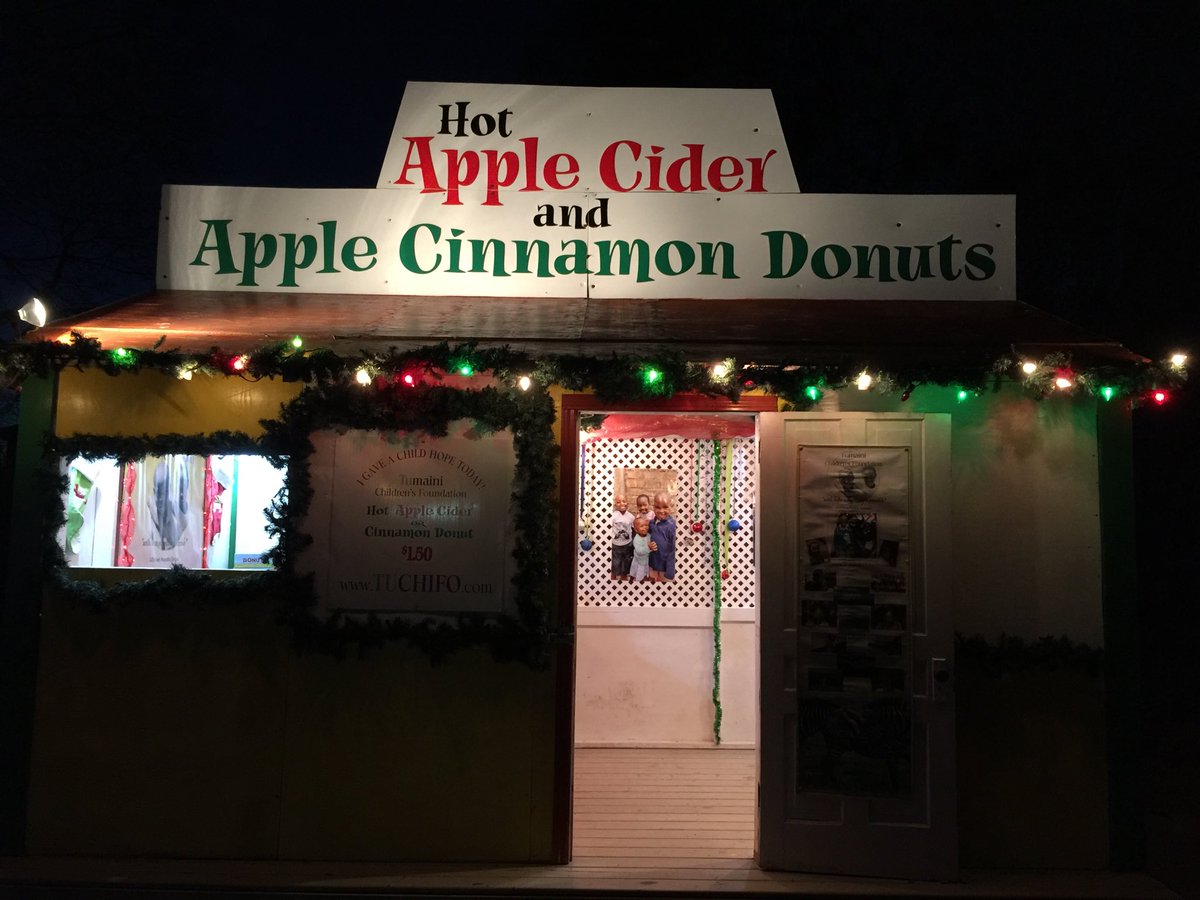 gailbouw's tweet photo. @NorfolkTour #PanoramaLights serving Hot Apple Cider &amp; @NorfolkApples  #AppleCiderDonuts with @suereformer   - come for a visit https://t.co/6v47SD5TwP