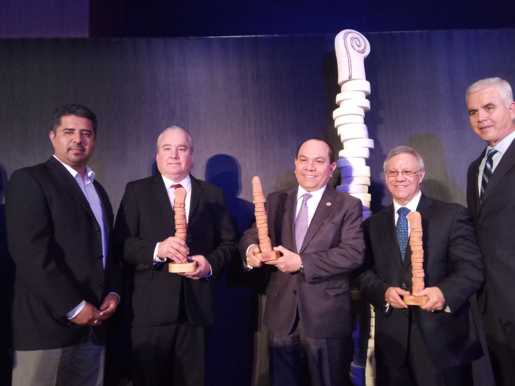 CTInternacional's tweet photo. ¡Saúl Rojo, Director de CT Internacional, recibe el reconocimiento que nos acredita como una de las @MejoresEmpMex 2017! ¡Muchas gracias! #OrgulloMEM #EmpresaPlatino https://t.co/byDp1sGYk7