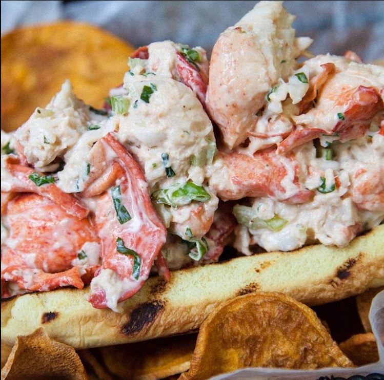 Look at all that beautiful, succulent lobster piled on a #MartinsPotatoRoll at <a href="/eat_DitchPlains/">Ditch Plains</a>! That's one amazing lobster roll, <a href="/chefmarcmurphy/">Chef Marc Murphy</a>! Who else agrees with me?  ~Julie Martin