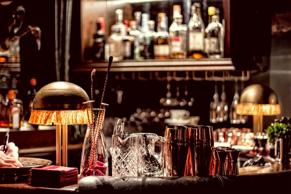 GreatBritWine's tweet photo. The perfect setting for our #EnglishWine #Spirits #Cocktail extravaganza..? We absolutely love the intimacy of the Royal Lounge Bar at @HindsHeadBray. Thanks for the introduction @theloveofgin! https://t.co/nm0iHPhOuK