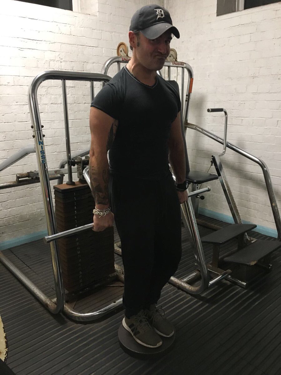 A cheeky grin. Weights session <a href="/CheetahsGym/">Cheetahs Gym, Hove</a>  #gymlife #backday #shrug #cheeky #weights