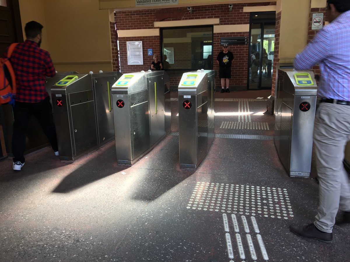 it_matterz's tweet photo. @metrotrains none of these are working for platforms 4&amp;6 in footscray https://t.co/gl0o5fiMJz