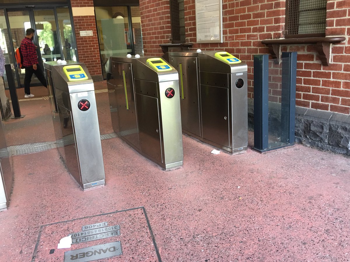 it_matterz's tweet photo. @metrotrains none of these are working for platforms 4&amp;6 in footscray https://t.co/gl0o5fiMJz