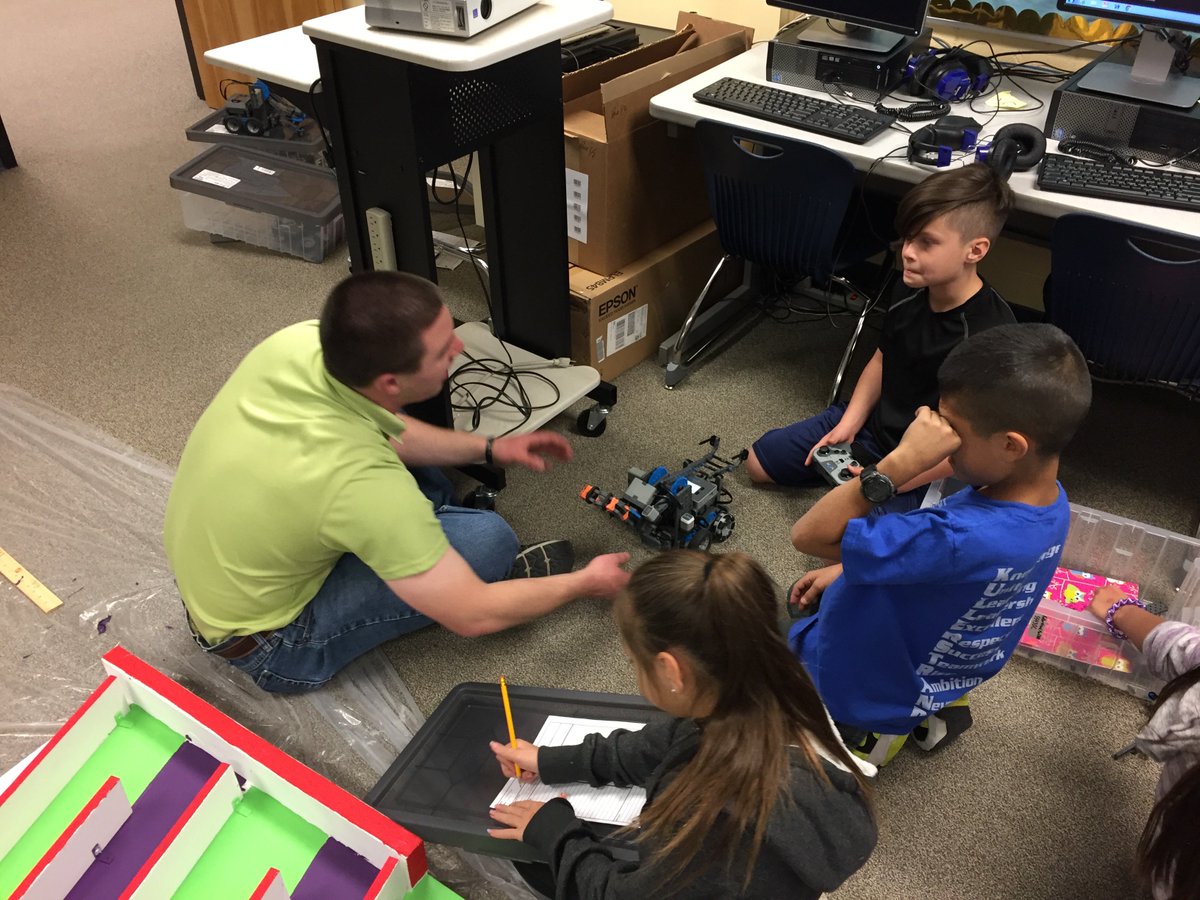 Blasterbotica's tweet image. Had a great time this week volunteering with the Kullerstrand elementary robotics club! We will be judging their Vex Robotics Competition the weekend.