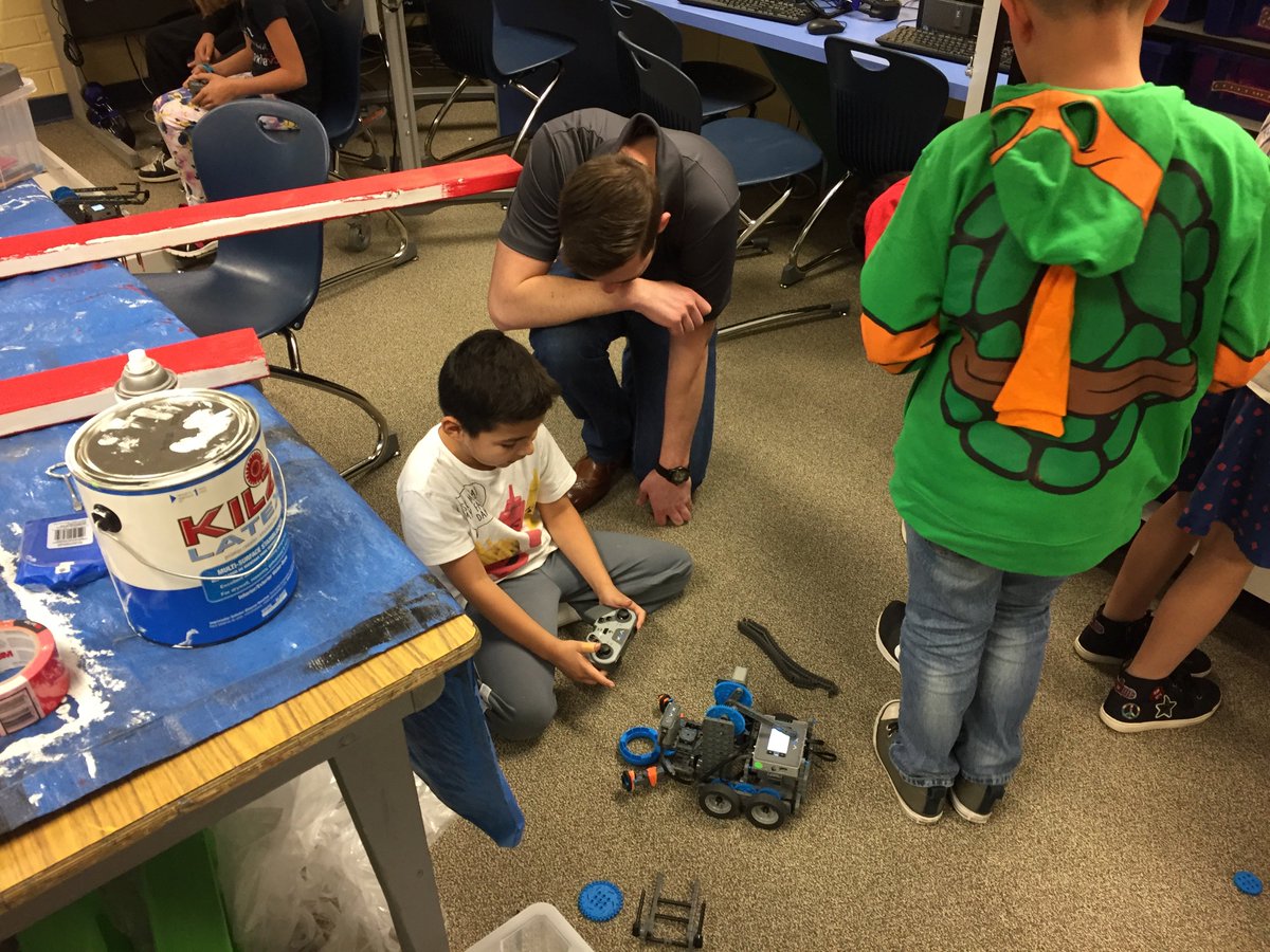 Blasterbotica's tweet image. Had a great time this week volunteering with the Kullerstrand elementary robotics club! We will be judging their Vex Robotics Competition the weekend.