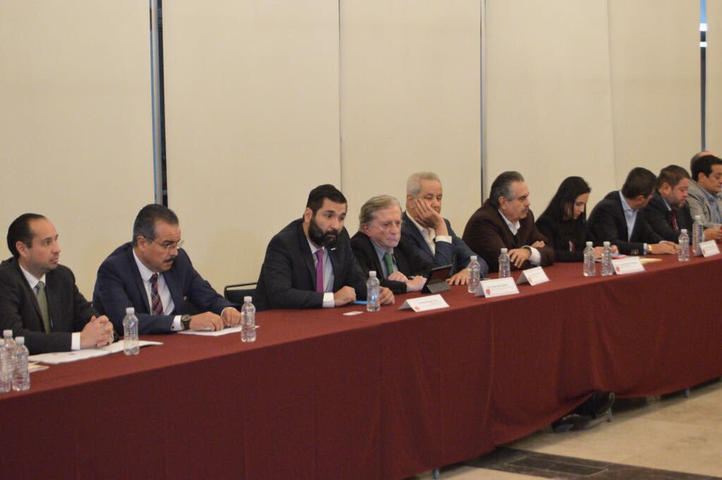 cmicjal_pdte's tweet photo. Asistí a Casa Jalisco, para participar en el Consejo para la Competitividad de Jalisco, junto al Gobernador del Estado, @AristotelesSD, el gabinete económico y líderes empresariales. https://t.co/F3PAXJusra