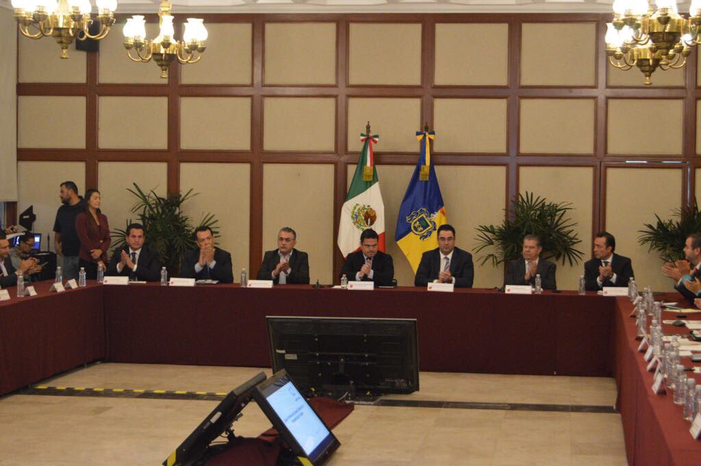 cmicjal_pdte's tweet photo. Asistí a Casa Jalisco, para participar en el Consejo para la Competitividad de Jalisco, junto al Gobernador del Estado, @AristotelesSD, el gabinete económico y líderes empresariales. https://t.co/F3PAXJusra