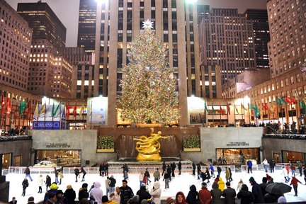 Checkout the annual Rockefeller Center Christmas Tree lighting at 7 pm tonight! #rennertnewyork #christmastreelighting #nycactivities #winterinnyc #Rockefellercenter #rockcenterxmas