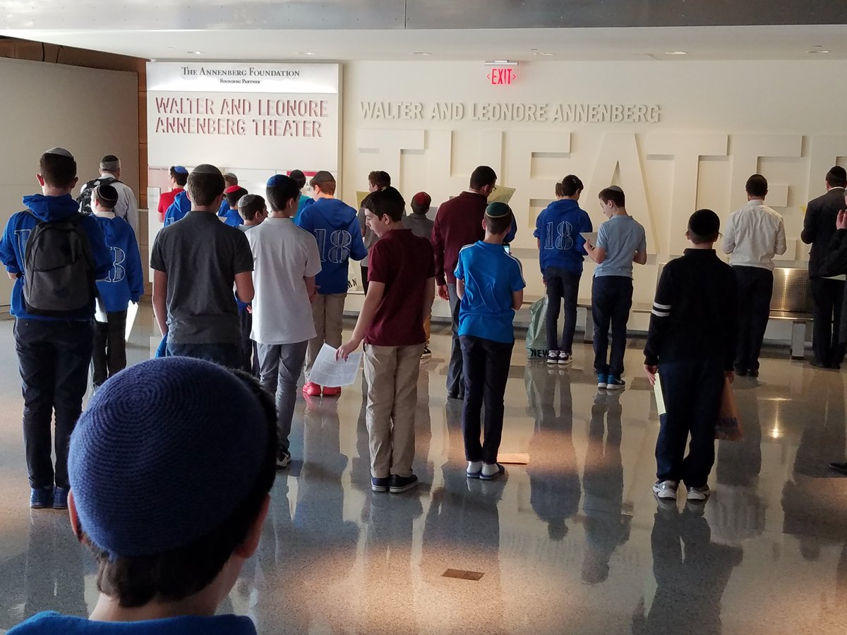 weRYNJ's tweet photo. After a beautiful Mincha &amp; yet another #KiddushHashem, we were off to @ArlingtonNatl &amp; @amhistorymuseum #8BinDC 
#weRYNJ #8thGradeGradTrip https://t.co/fxxBYqtNCa